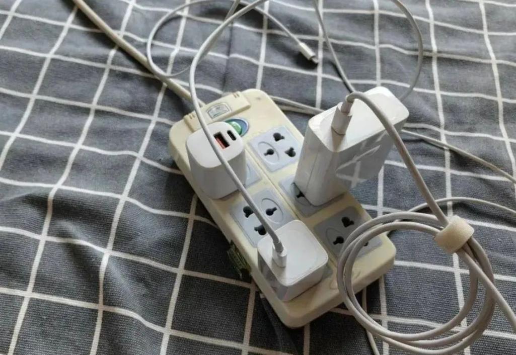 过载发烫变形的家用插线板
