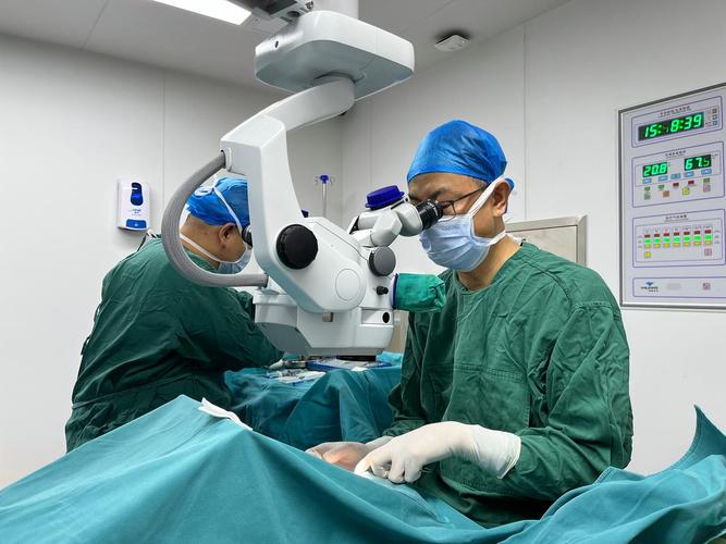 外科医生佩戴增强现实眼镜进行微创手术