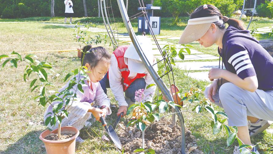 家长带孩子公园观察植物艺术启蒙场景