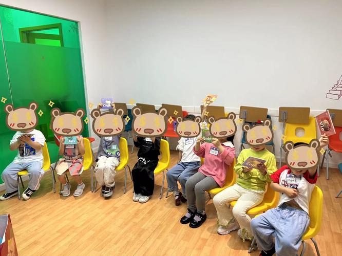 孩子给玩偶上课的场景示意图