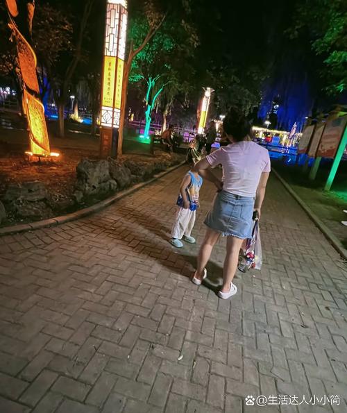 夜晚路灯下妈妈牵孩子背影
