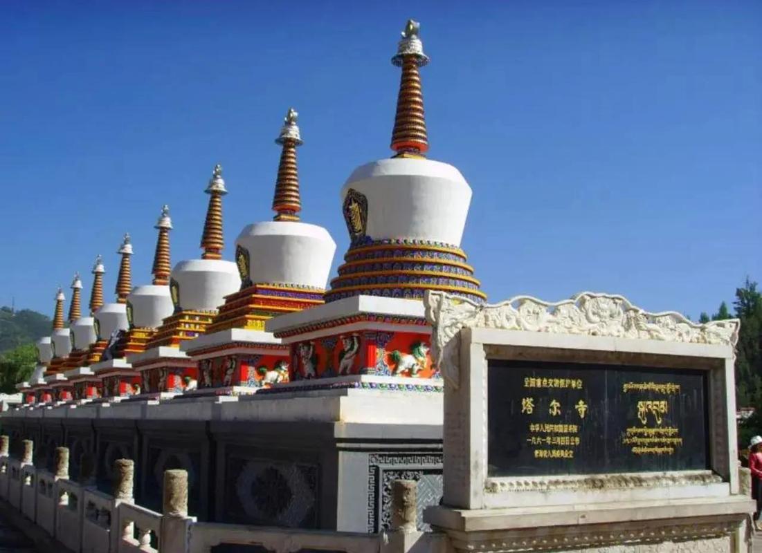 青海塔尔寺八宝如意塔远景