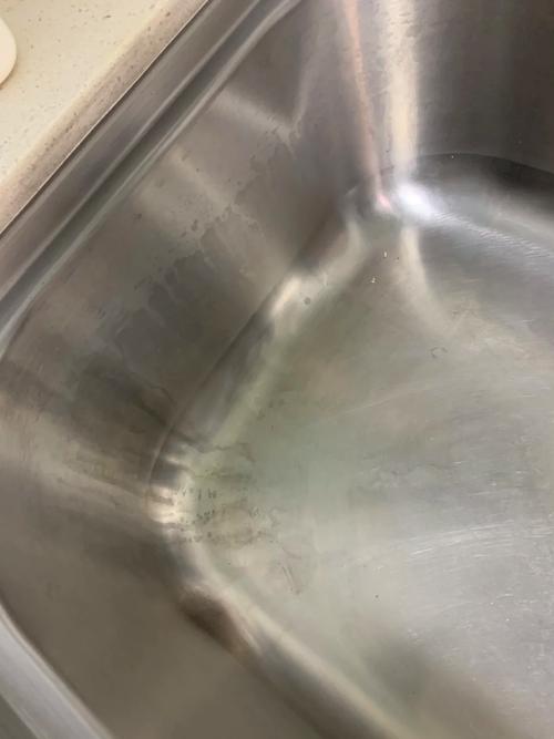 刚用柠檬小苏打擦过的不锈钢洗菜池