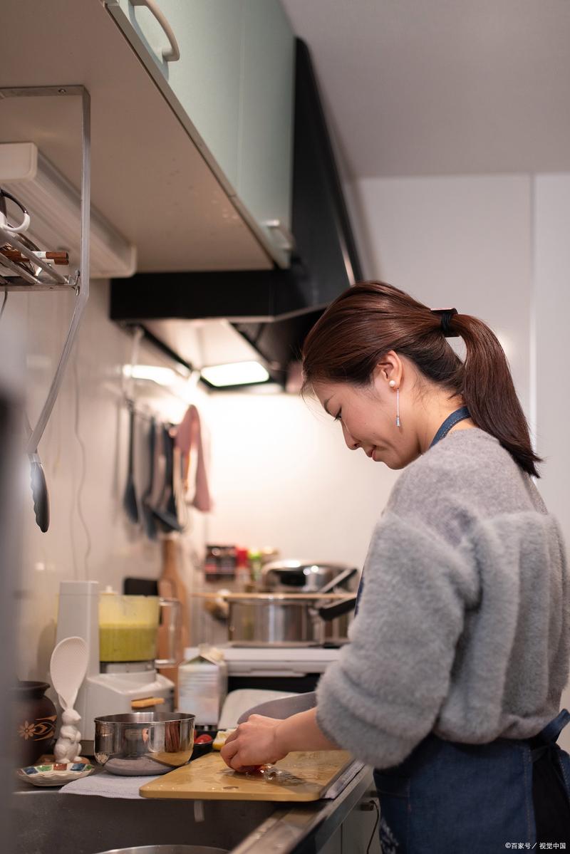 婚姻经营中疲惫的已婚妈妈居家场景