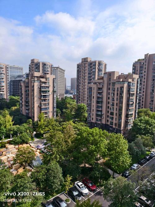 南京成熟住宅小区实景 阳台视角俯瞰小区香樟树绿化