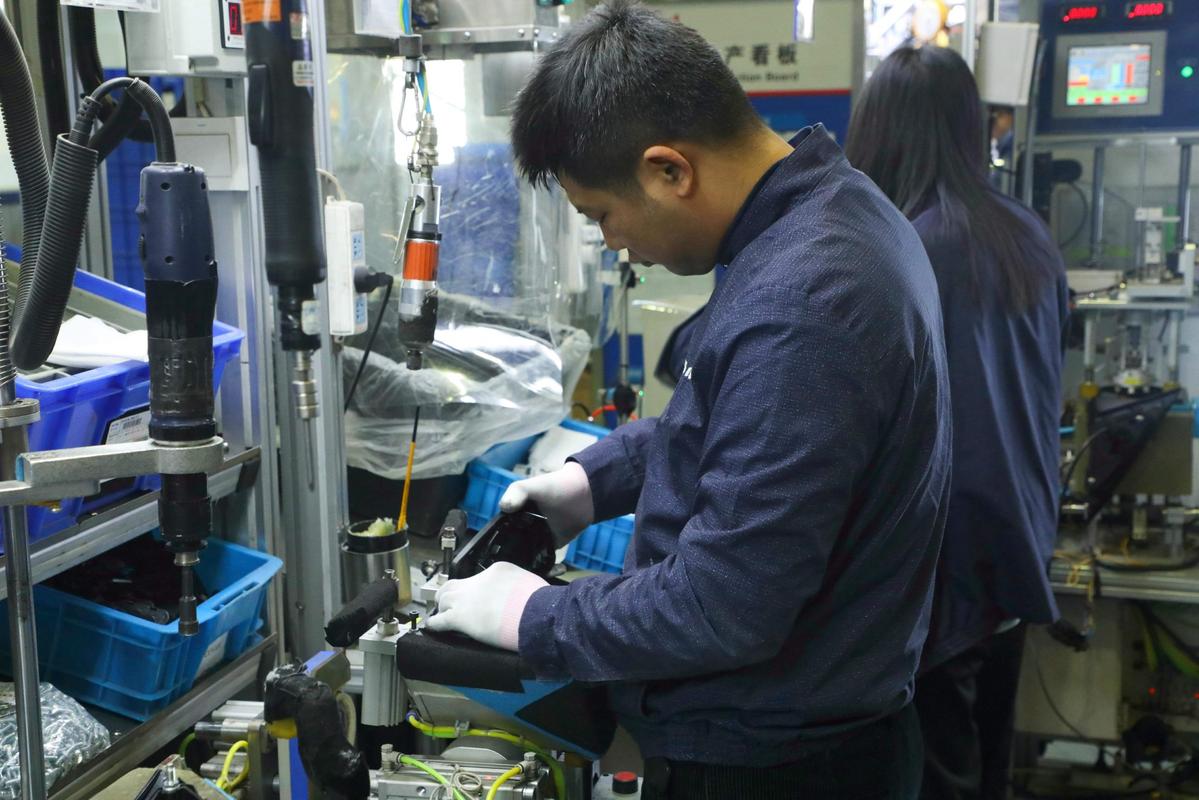 工业车间工人加工合格零件后微笑实拍