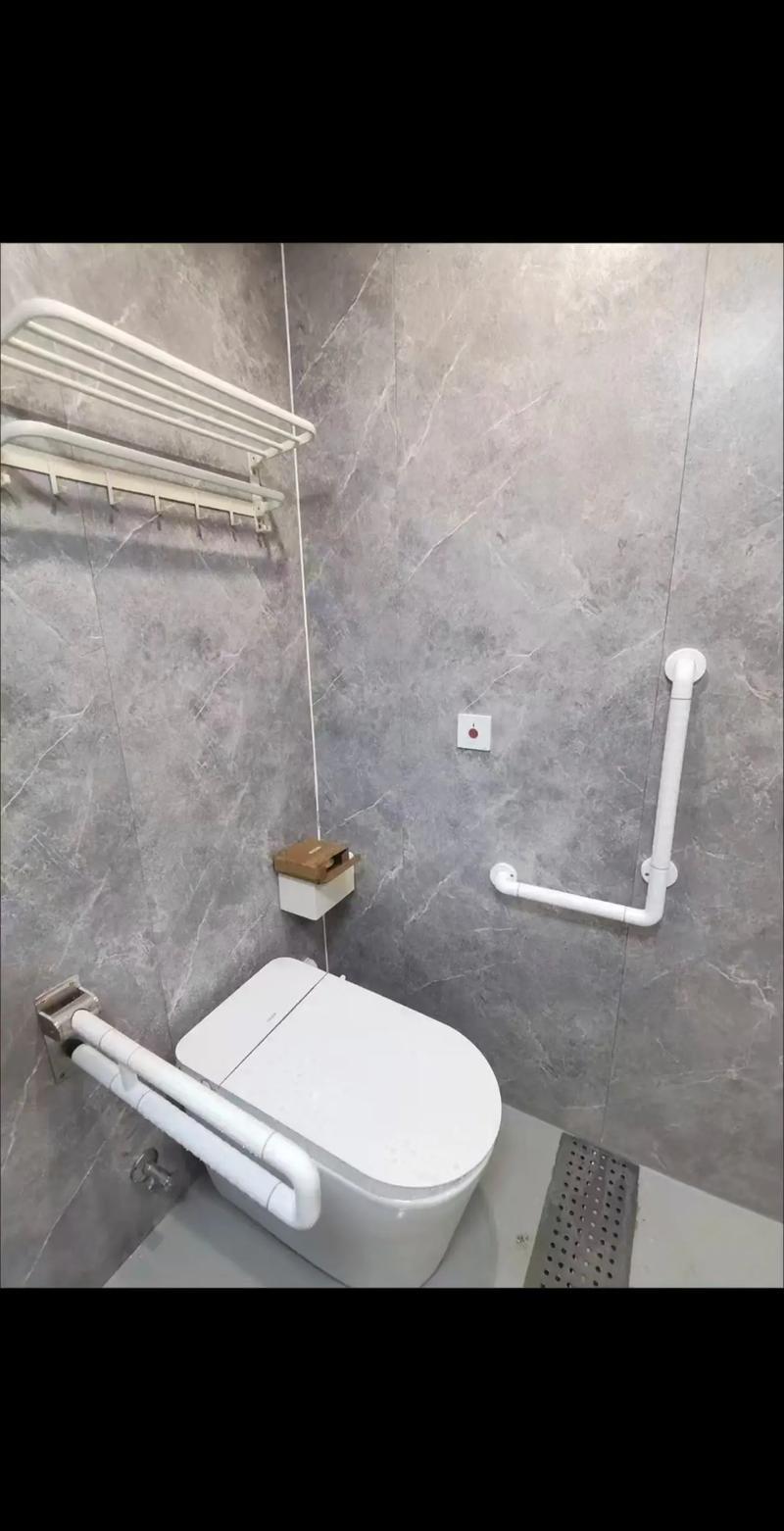 适老化改造设计师测量浴室扶手高度