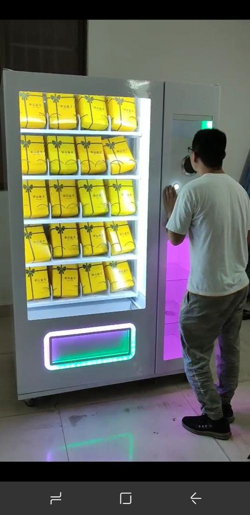 大学城奶茶店摆放的网红盲盒抽奖机