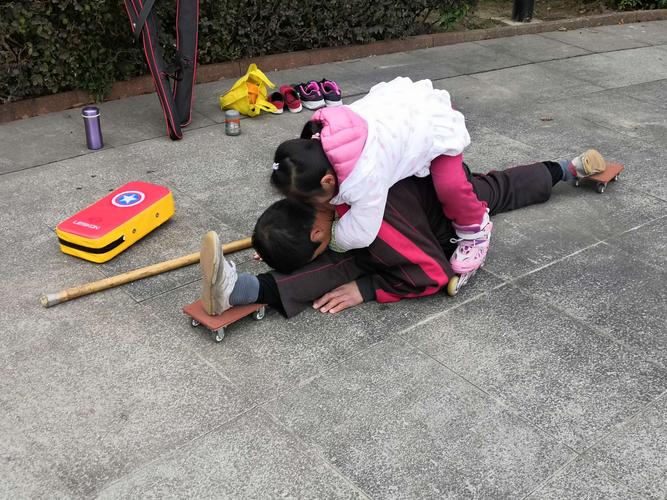 亲子吵架后女孩蹲小区花坛哭场景图