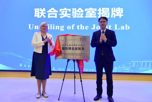 揭牌仪式后落灰的联合实验室门牌
