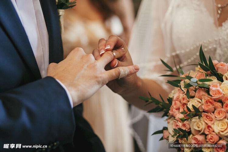 婚礼创意倒沙仪式新人手部特写