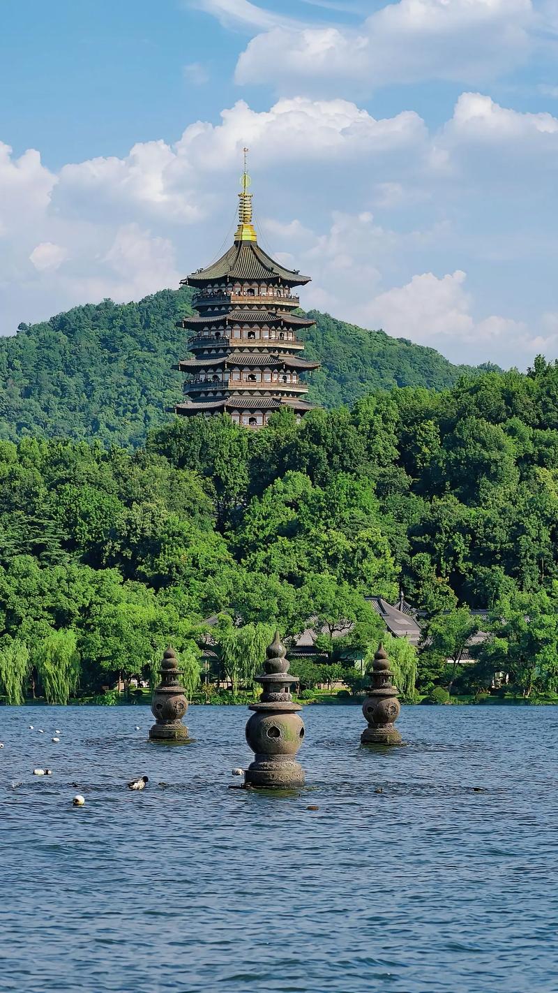 杭州西湖雷峰塔全景
