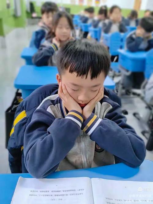 小学生坐在一堆早教培训班教材里托腮发呆