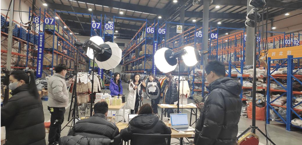 主播在仓库选品场景实拍