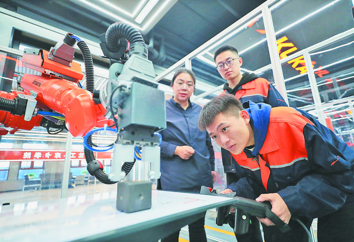 制造工厂成长合伙人工位带教场景