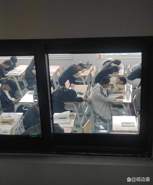 青年教师趴在教室后排课桌边记录学生课堂状态