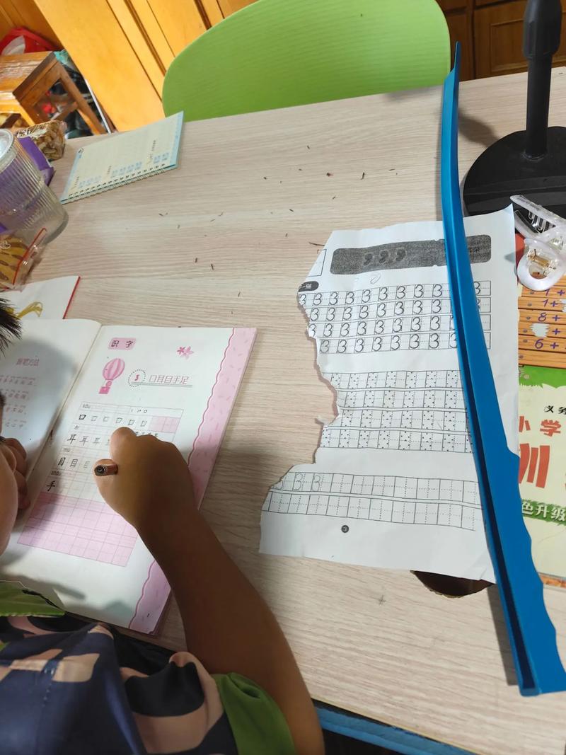 被橡皮反复擦破的小学生语文作业纸