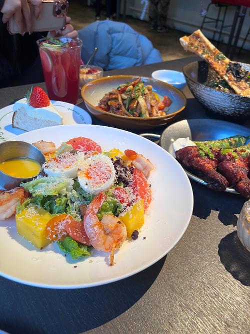 不同色温灯光下餐桌食物显色实拍