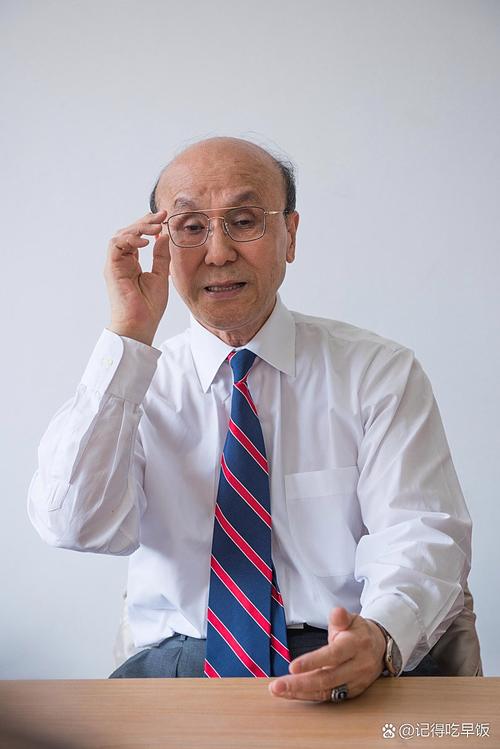 博士生深夜在实验室盯着电脑屏幕上的数据图表,桌上堆满文献和咖啡杯