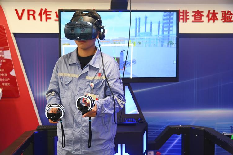 工人佩戴VR头显进行数控机床操作培训