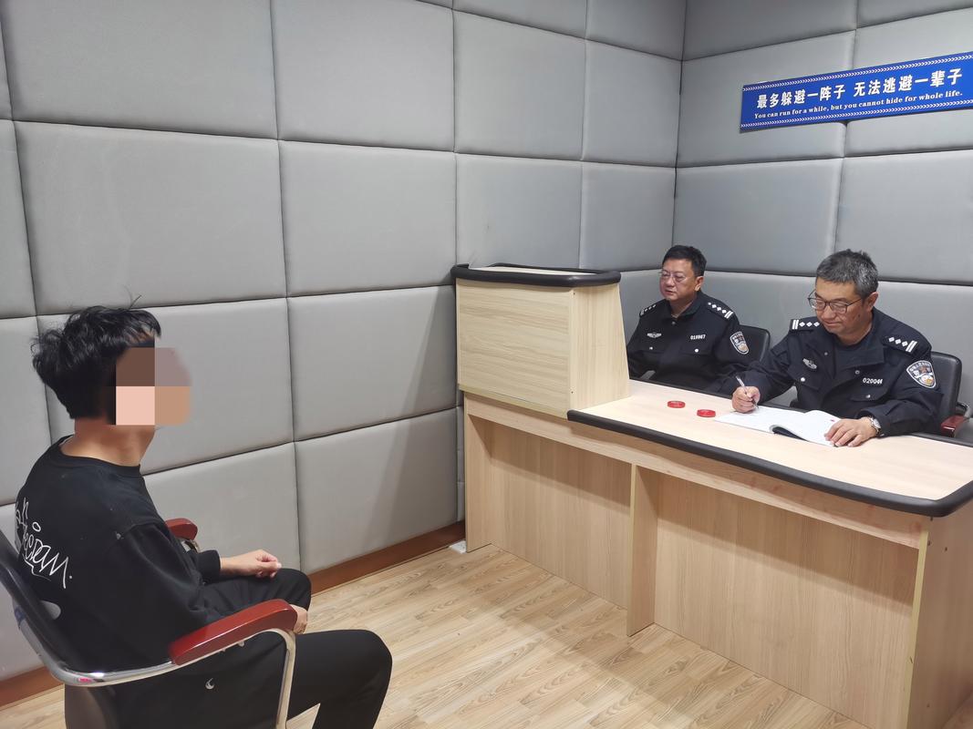 派出所询问室当事人核对笔录场景实拍
