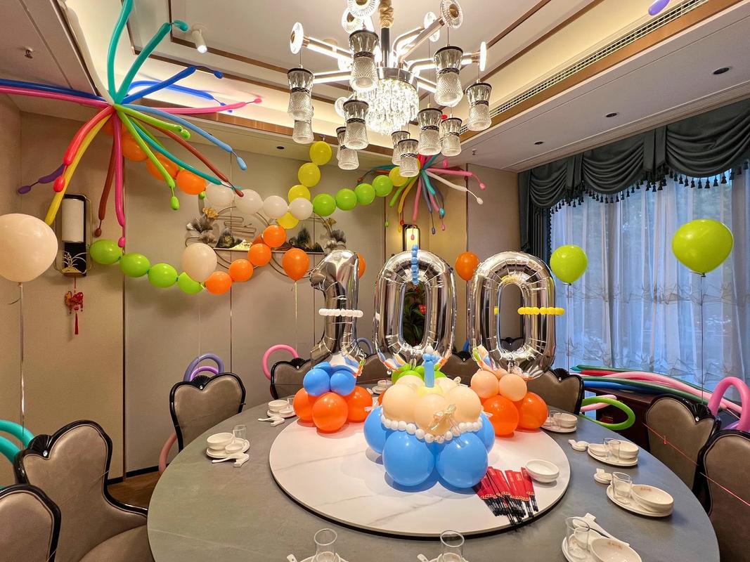 60平小出租屋餐桌上的简易生日派对气球布置