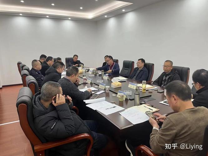 律师团队集体研讨征地拆迁案件证据材料会议现场