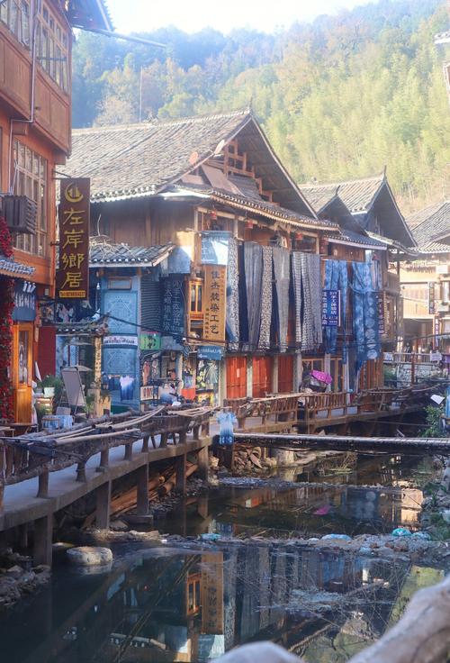 肇兴侗寨山路边乌米染缸木屋檐