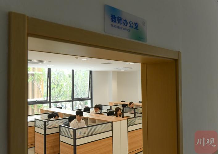 新教师办公室堆着赛课证书和备课笔记