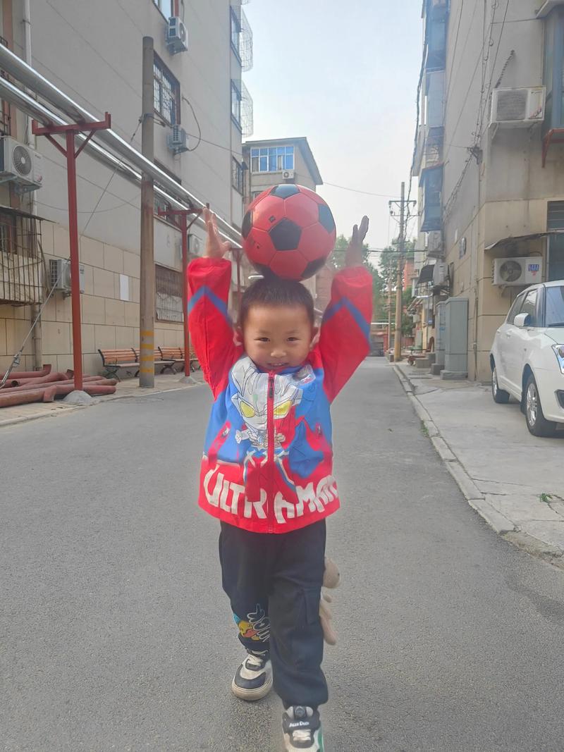 一群小学生在放学后的社区巷子里踢瓶子当足球
