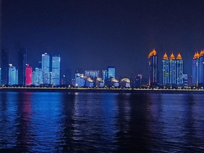 第四站:凌晨三点的轮渡——橘子洲尾的秘密码头
