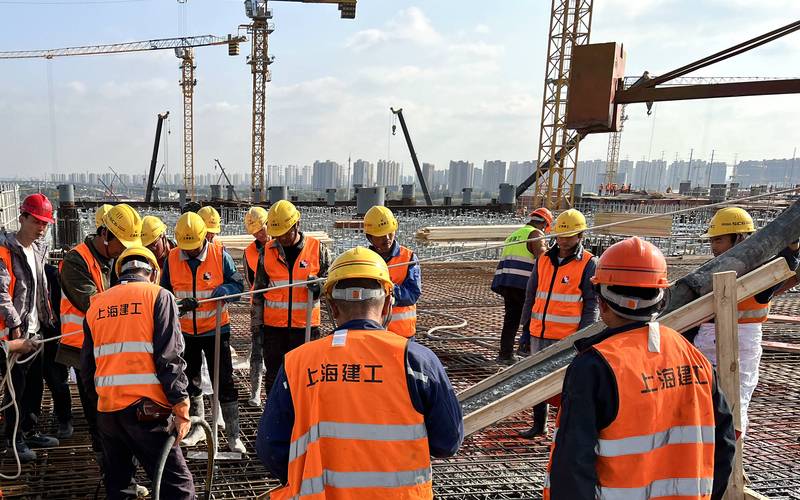 上海浦东在建工地工人安全施工场景