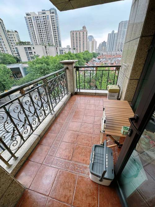 小区单元楼一楼住户阳台与地面距离实拍