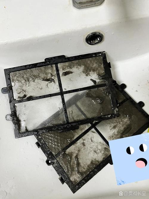 清理前布满浮灰的无叶风扇出风缝