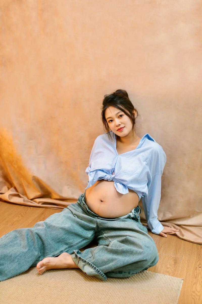 孕妇穿着宽松衬衫在家拍摄自然孕肚照