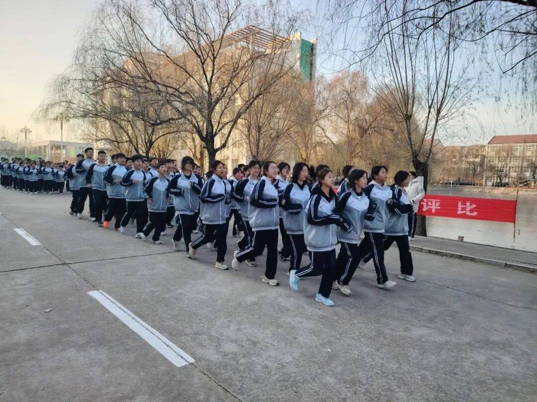 中学生课堂上进行项目路演练习