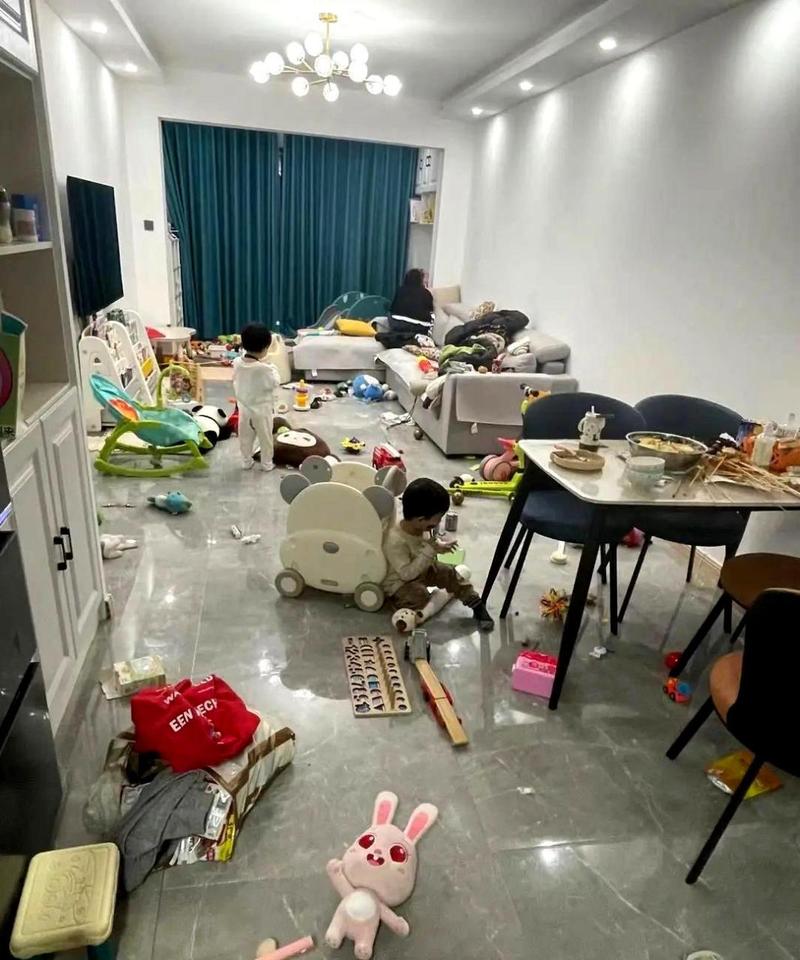 双职工父母带娃整理儿童房杂乱场景