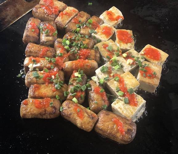 九华街路边摊现煎的毛豆腐配红辣酱