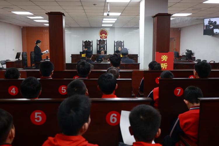 法院未成年人保护专项法庭开庭现场隐私围挡