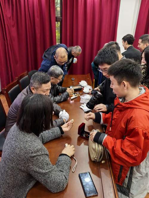文物部门工作人员为居民免费鉴定祖传老瓷器场景