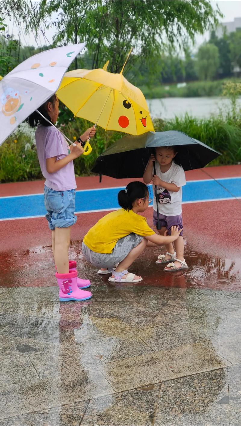 森林幼儿园孩子们雨天踩水坑的户外活动照