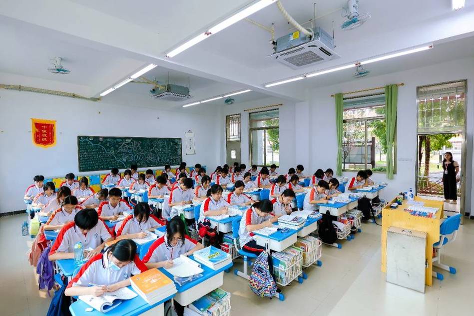 中学教室不同学力学生课堂状态实拍