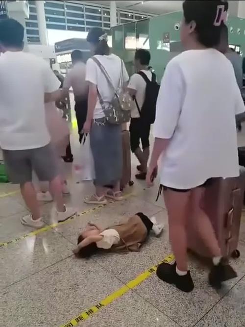 两岁宝宝躺地上撒泼哭闹小区实景图