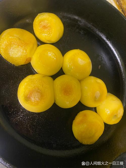 东至农户灶屋铁锅里煮的芝麻馅米粑粑