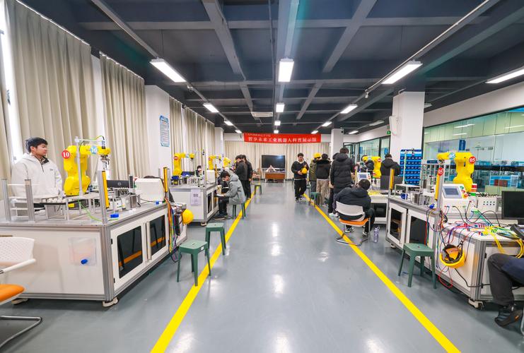 职业技能培训课堂工业机器人实操教学场景
