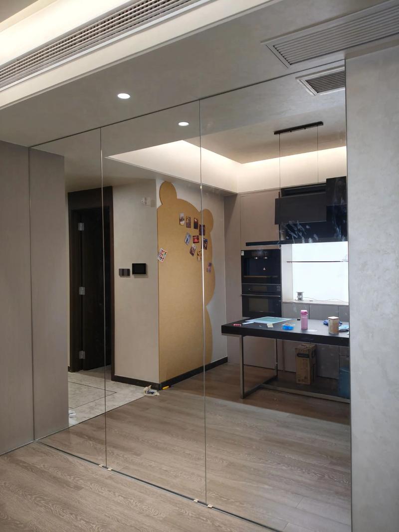 家庭健身区整墙镜子安装效果