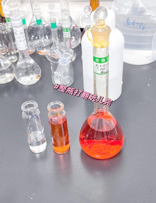 工厂实验室里精确配比营养素的场景，瓶瓶罐罐上标注钙、VD、DHA，柔光