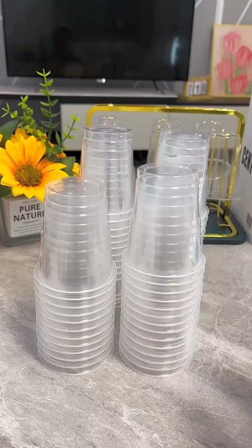 一次性塑料杯与可重复使用玻璃杯并排对比图