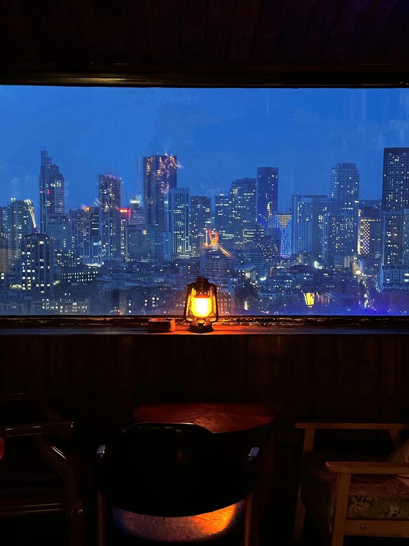 咖啡馆窗外行人模糊背景