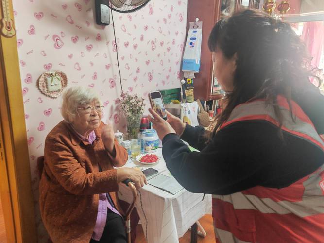 社区养老专员上门给独居老人讲解老年养宠成本核算清单的场景